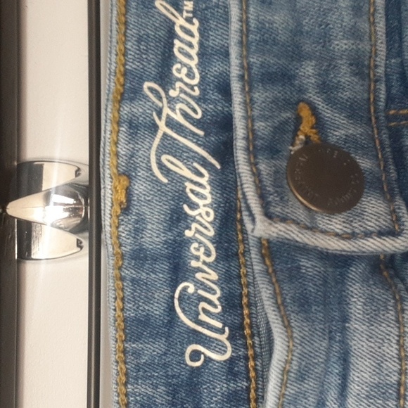 Universal Thread Lightwash Plus Size Rolled Hem Shorts - Picture 5 of 10